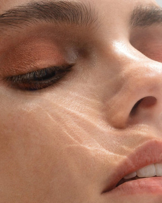 Close-up of a woman's face with subtle makeup by Vivienne Balla